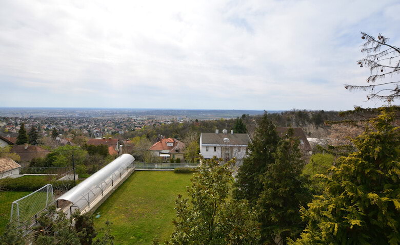 Kiadó gyönyörű panorámás családi ház