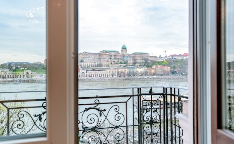 Apartment with direct view to the Castle, Danube, Citadel.