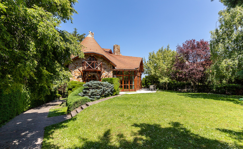 Gorgeous Makovecz House at district 12