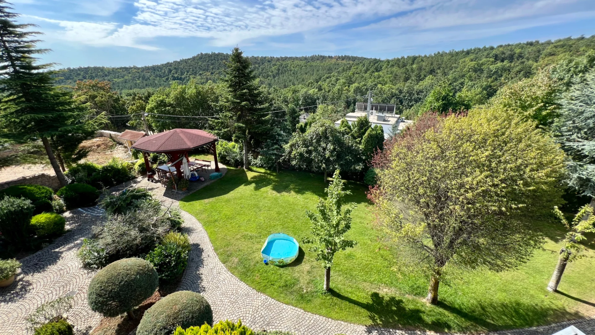 Landscaped garden of a house facing the Buda hills in the 2nd district