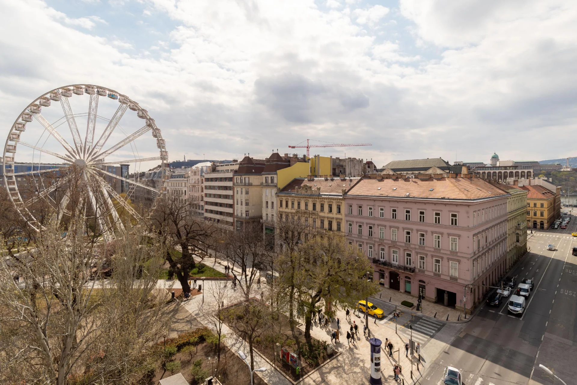 Az Erzsébet tér és a Budapest Eye óriáskerék felülről