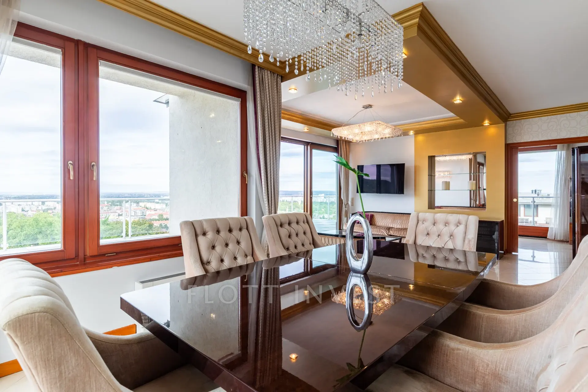 Panorámás penthouse lakás a Rózsadombon