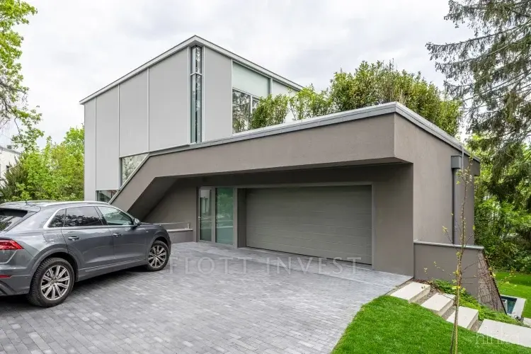 Contemporary Luxury Villa in Buda
