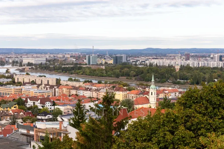 Panorámás penthouse lakás a Rózsadombon