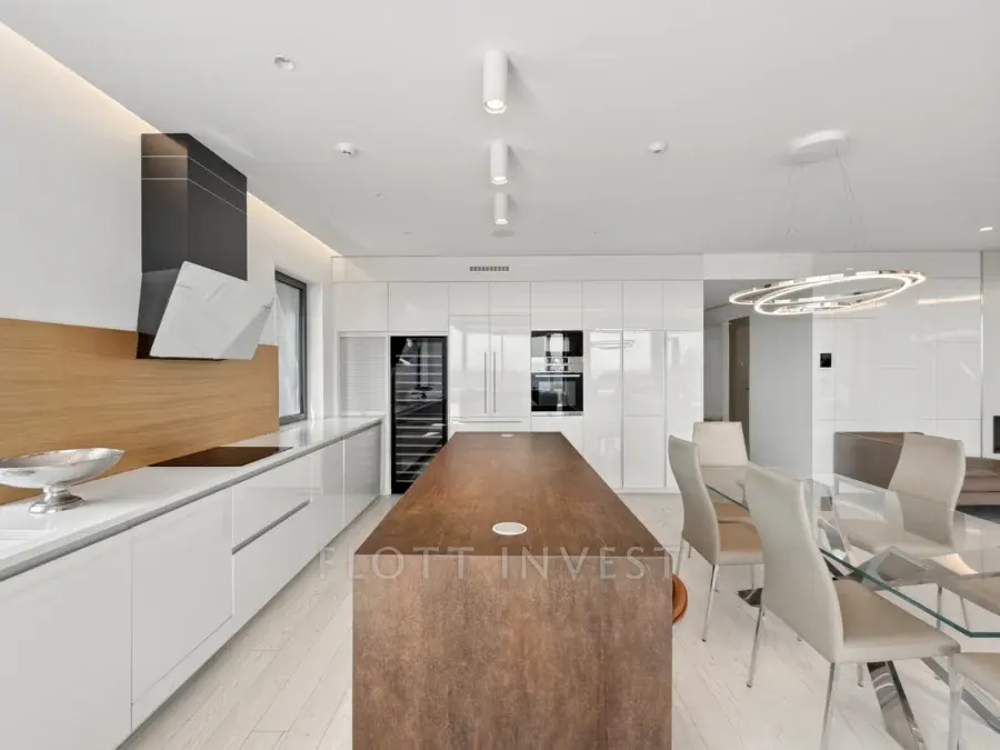 Belső kétszintes panorámás penthouse a Mártonhegyen