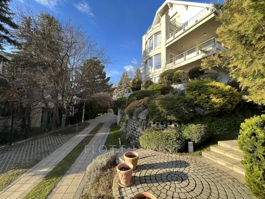 Apartment with garden access in Buda