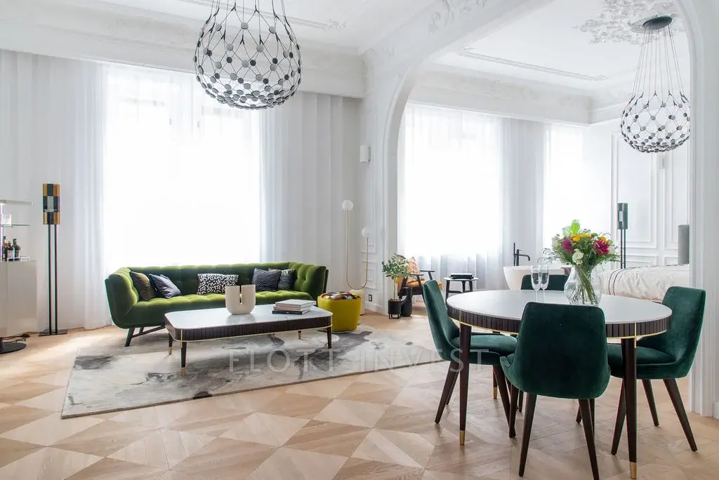 High-End Luxury next to the Operahouse