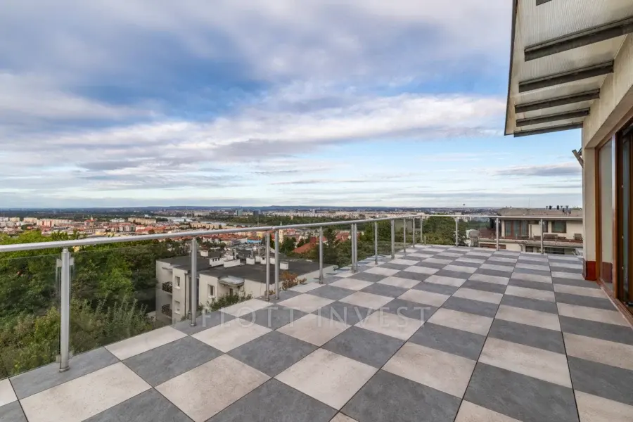 Panorámás penthouse lakás a Rózsadombon