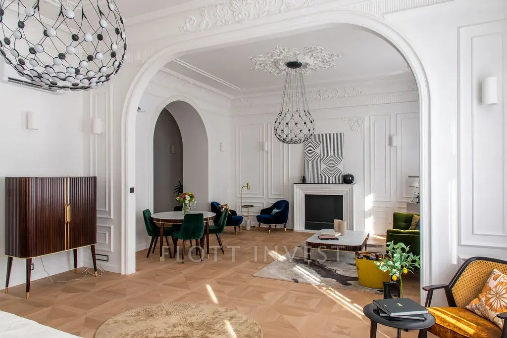 High-End Luxury next to the Operahouse