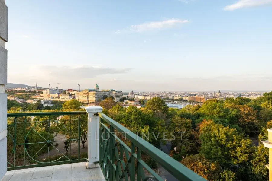 Amazing city view on GellétHill