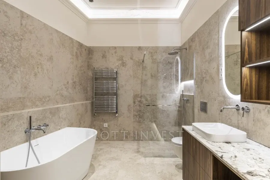 Fully refurbished apartment with view in Falk Miksa street