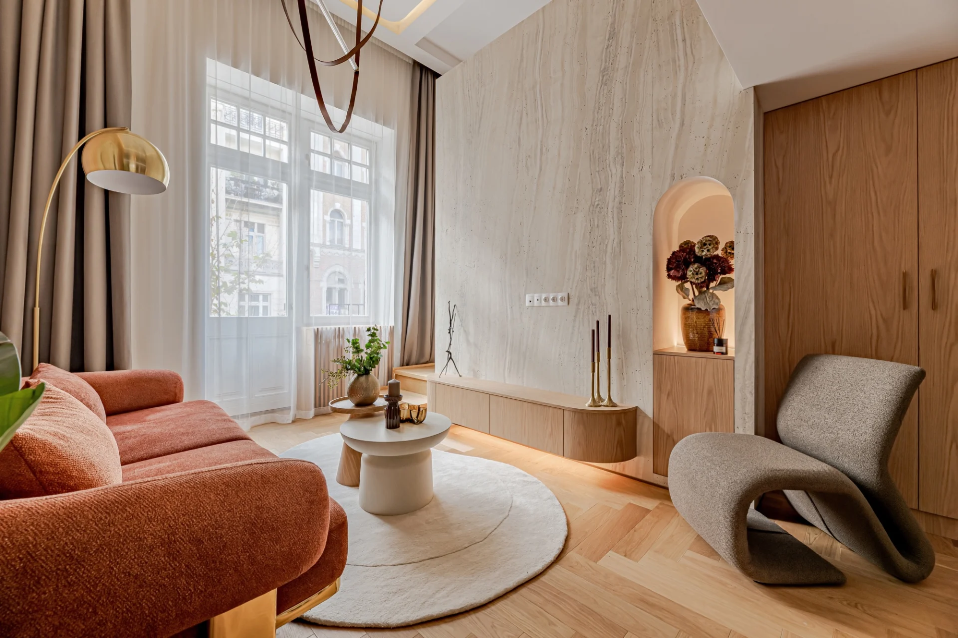 Elegant, Renovated Apartment with Balcony on Hold Street