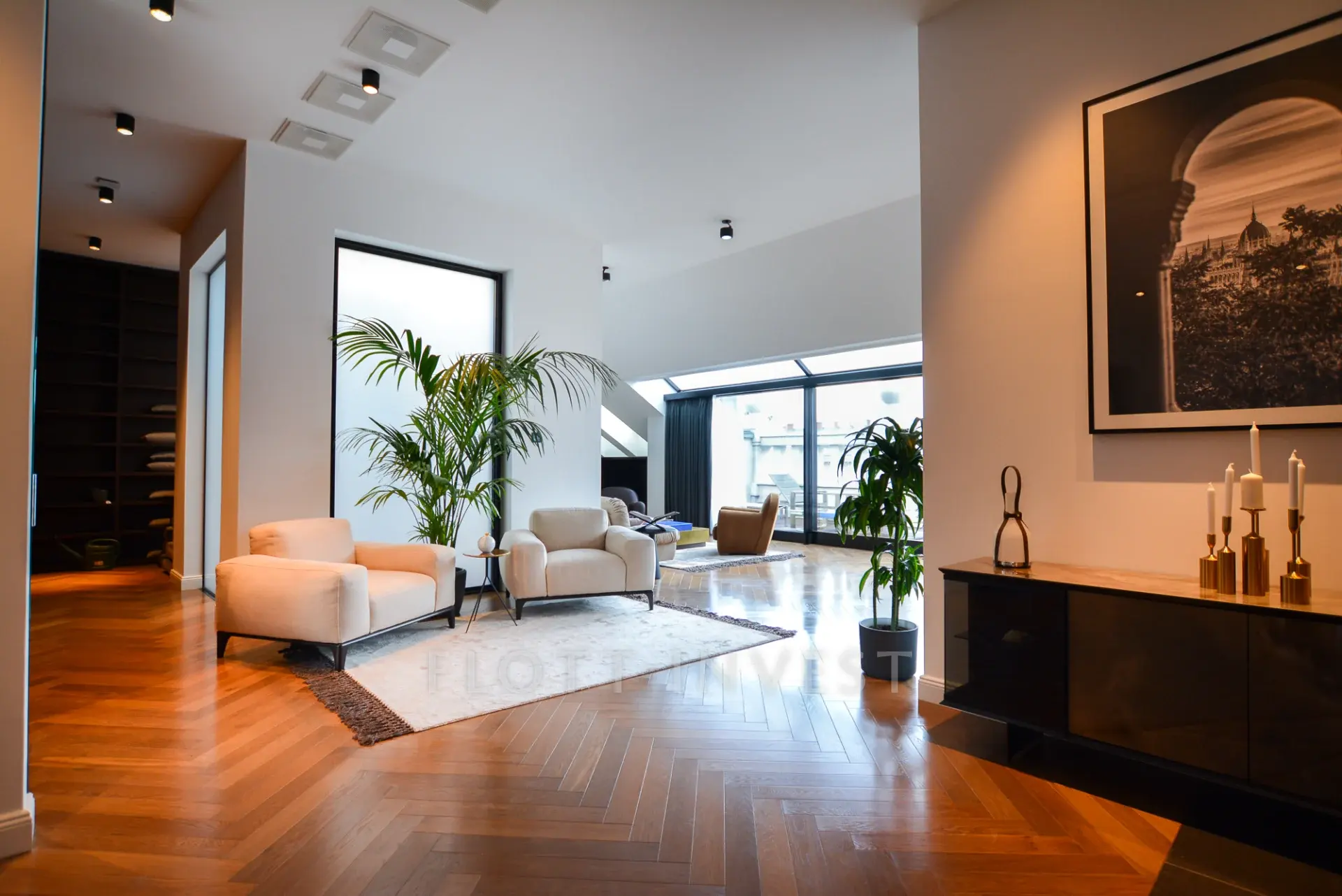 Operára néző penthouse lakás