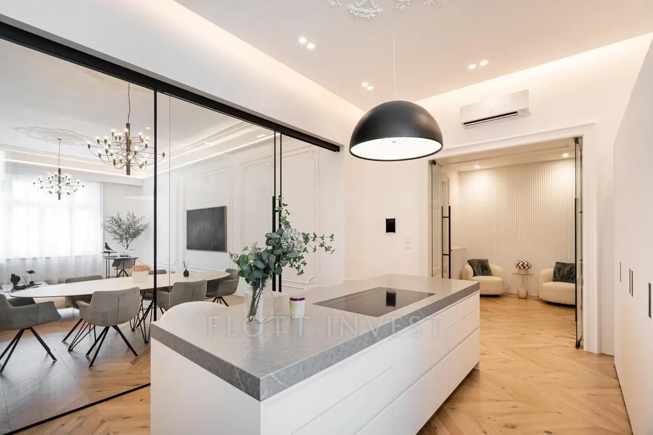 Amazing recently refurbished downtown apartment