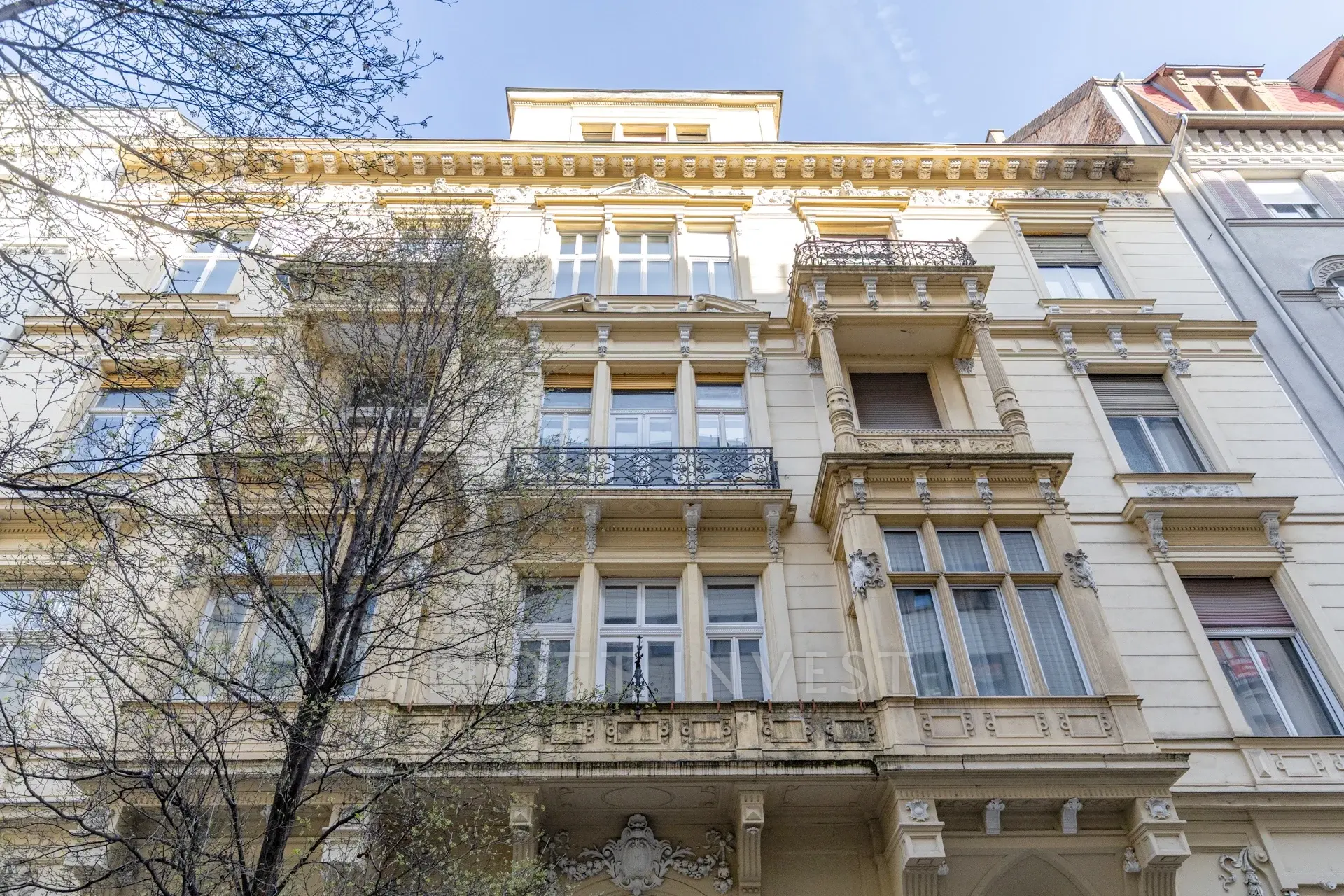 Impozáns lakás a Szabadság tér közelében
