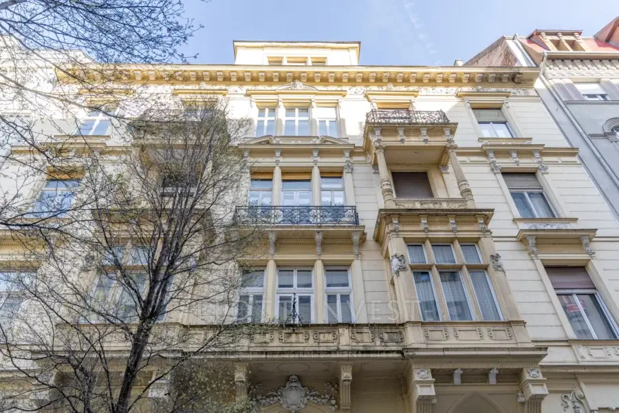 Impozáns lakás a Szabadság tér közelében