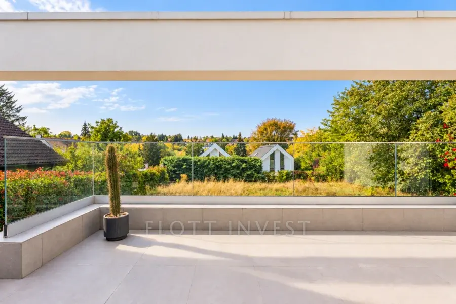 Modern Panoramic Family Home with a Five-Car Garage in Hidegkút