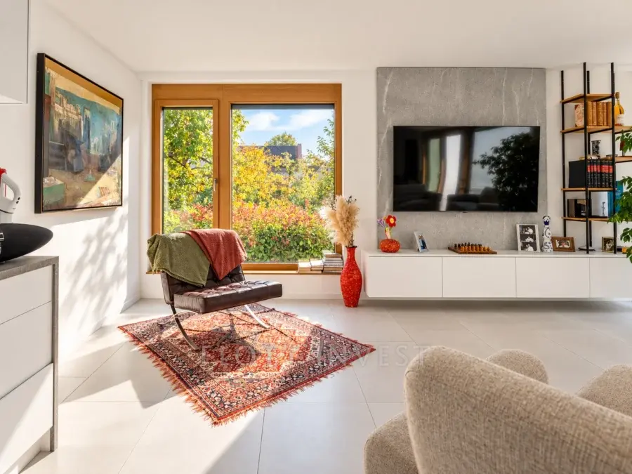 Modern Panoramic Family Home with a Five-Car Garage in Hidegkút