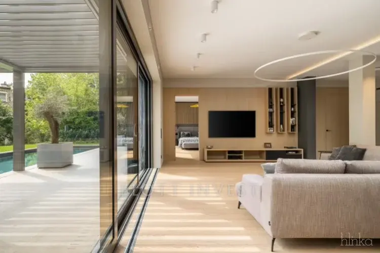 Kortárs luxusvilla Törökvész exkluzív részén