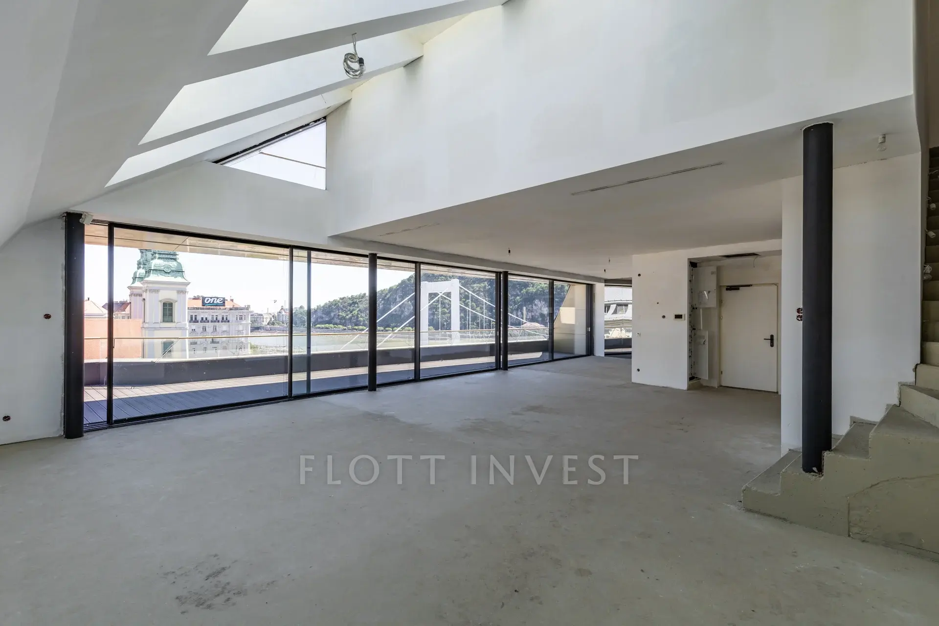 Kétszintes Penthouse Budapest történelmi belvárosa felett