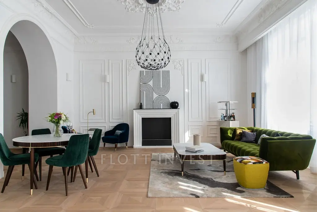High-End Luxury next to the Operahouse