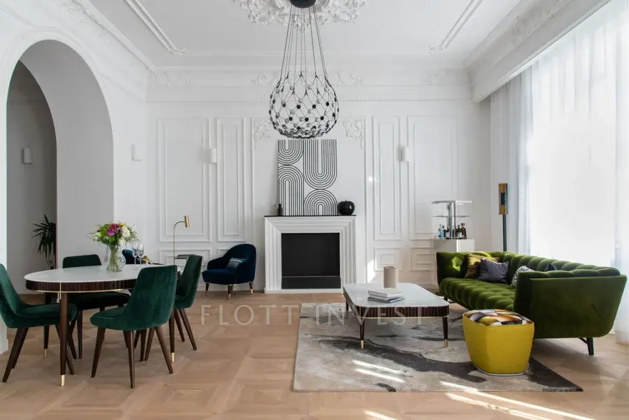 High-End Luxury next to the Operahouse