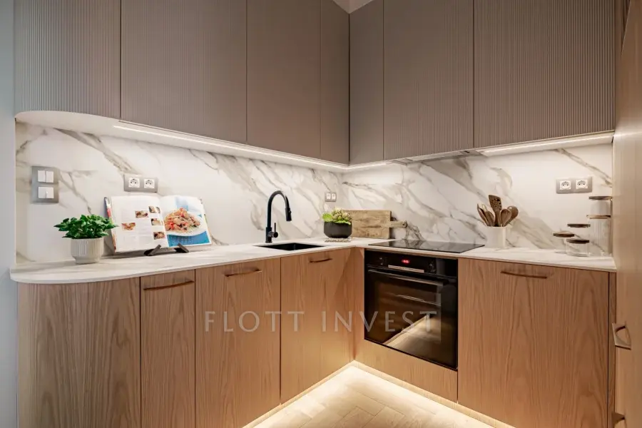 Elegant, Renovated Apartment with Balcony on Hold Street