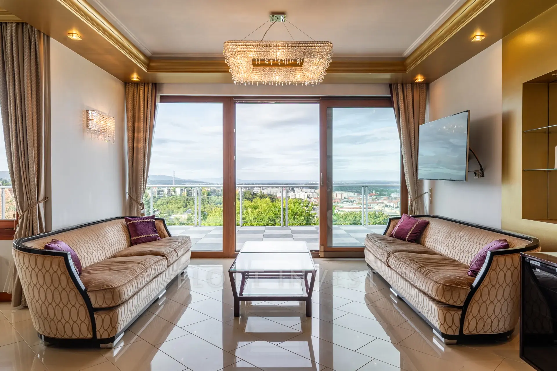 Panorámás penthouse lakás a Rózsadombon