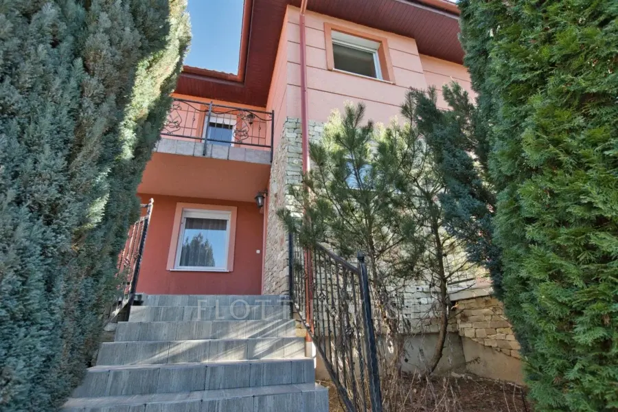 Modern Semi-Detached Home for Rent in Pesthidegkút – 200 sqm, 4 Bedrooms, 3 Bathrooms
