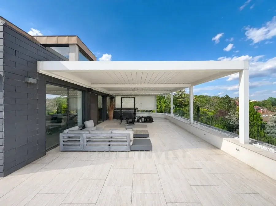 Belső kétszintes panorámás penthouse a Mártonhegyen