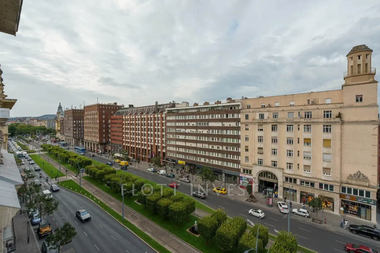 Renovated luxury apartment with panoramic view of the synagogue