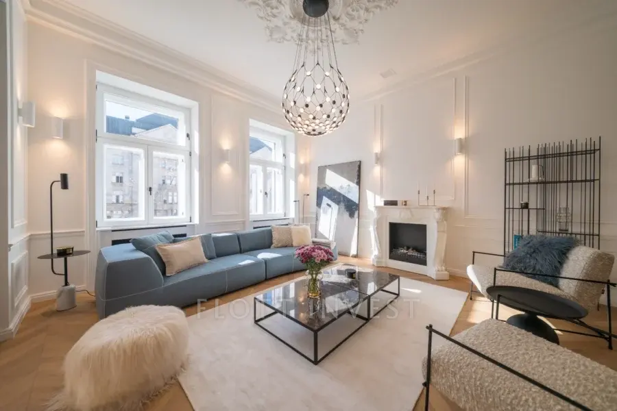Csodálatosan felújított, elegáns apartman erkéllyel az 5. kerületben
