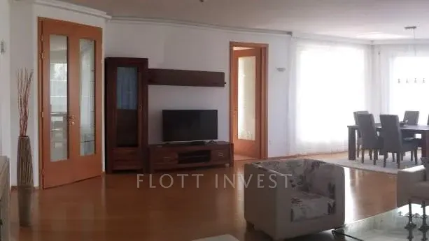 Apartment with garden access in Buda