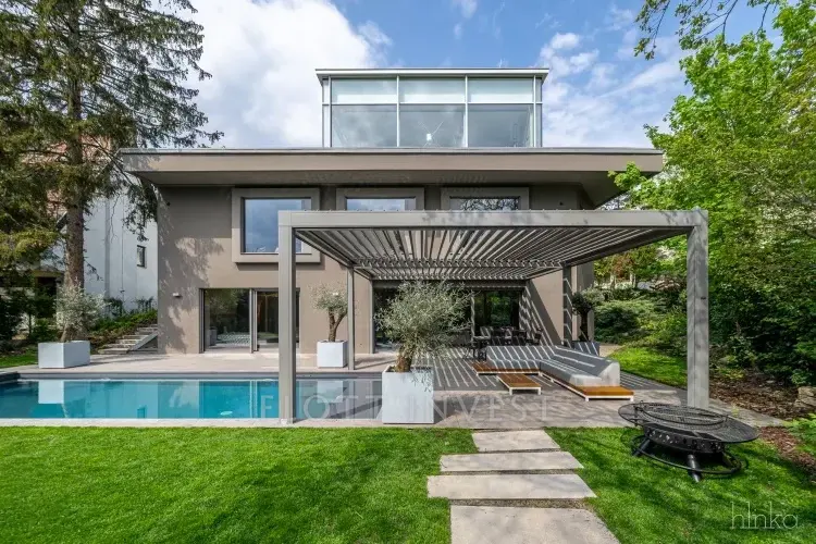Contemporary Luxury Villa in Buda