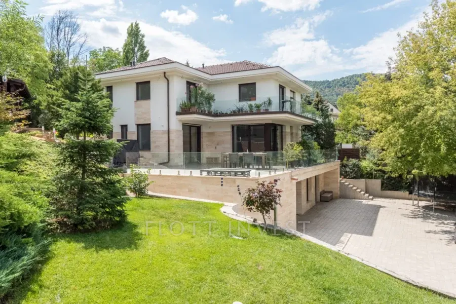 Magnificent modern family house with a fabulous garden