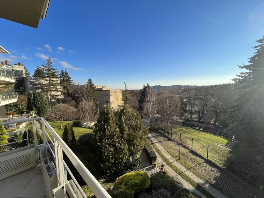 Apartment with garden access in Buda