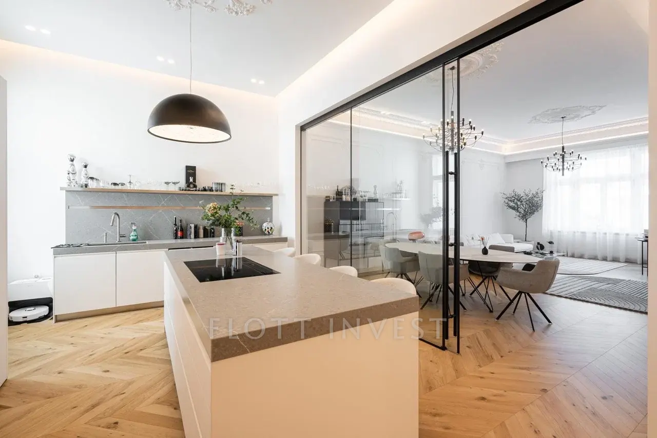 Amazing recently refurbished downtown apartment