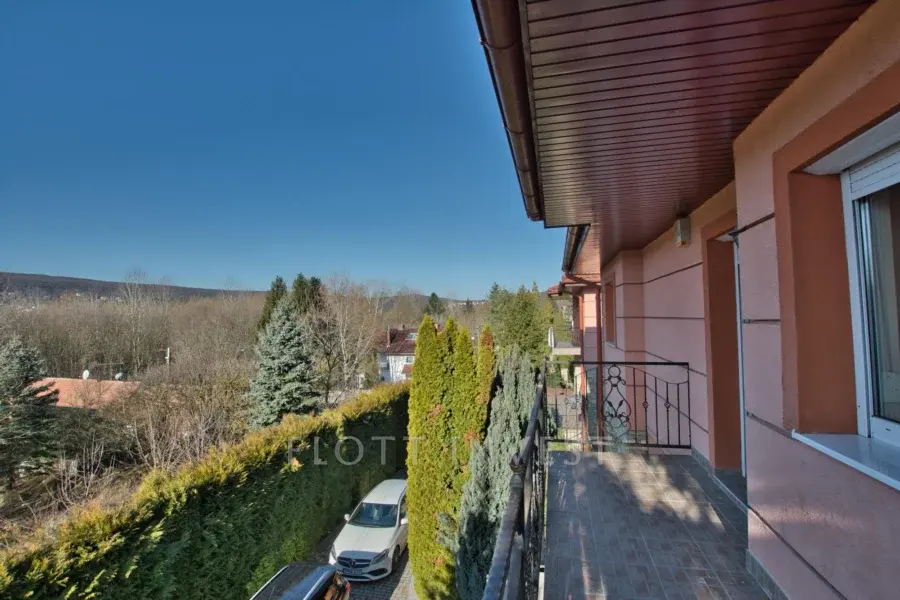 Modern Semi-Detached Home for Rent in Pesthidegkút – 200 sqm, 4 Bedrooms, 3 Bathrooms