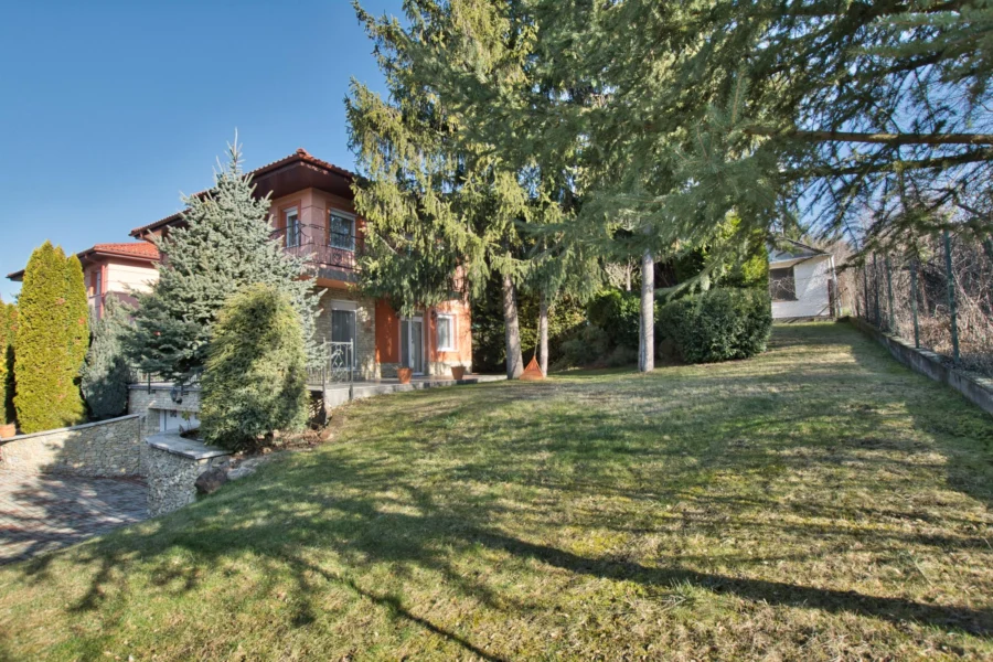 Modern Semi-Detached Home for Rent in Pesthidegkút – 200 sqm, 4 Bedrooms, 3 Bathrooms