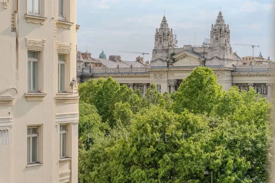 Eladó lakás lakás a Szabadság tér mellett