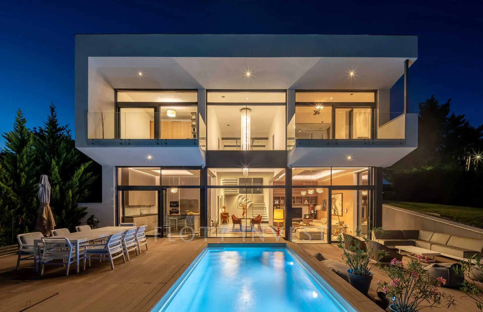 Páratlan dunai panorámás, modern villa Szentendrén