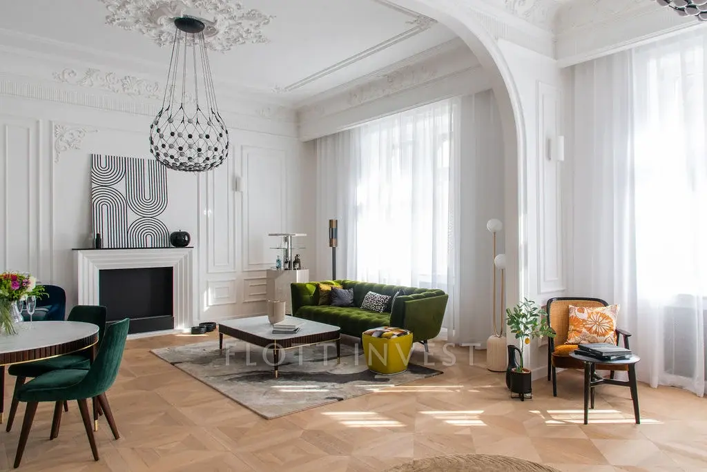 High-End Luxury next to the Operahouse
