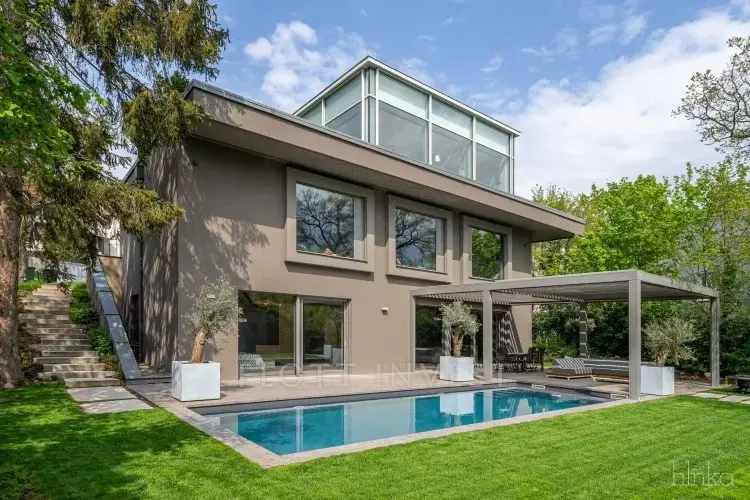 Contemporary Luxury Villa in Buda