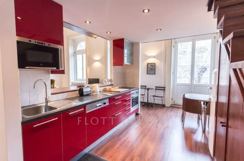 Furnished apartment with a balcony on Andrássy út