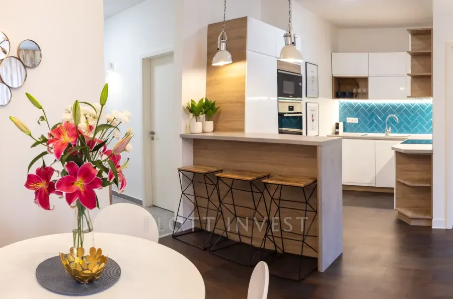 Apartment for rent near the famous New York cafe