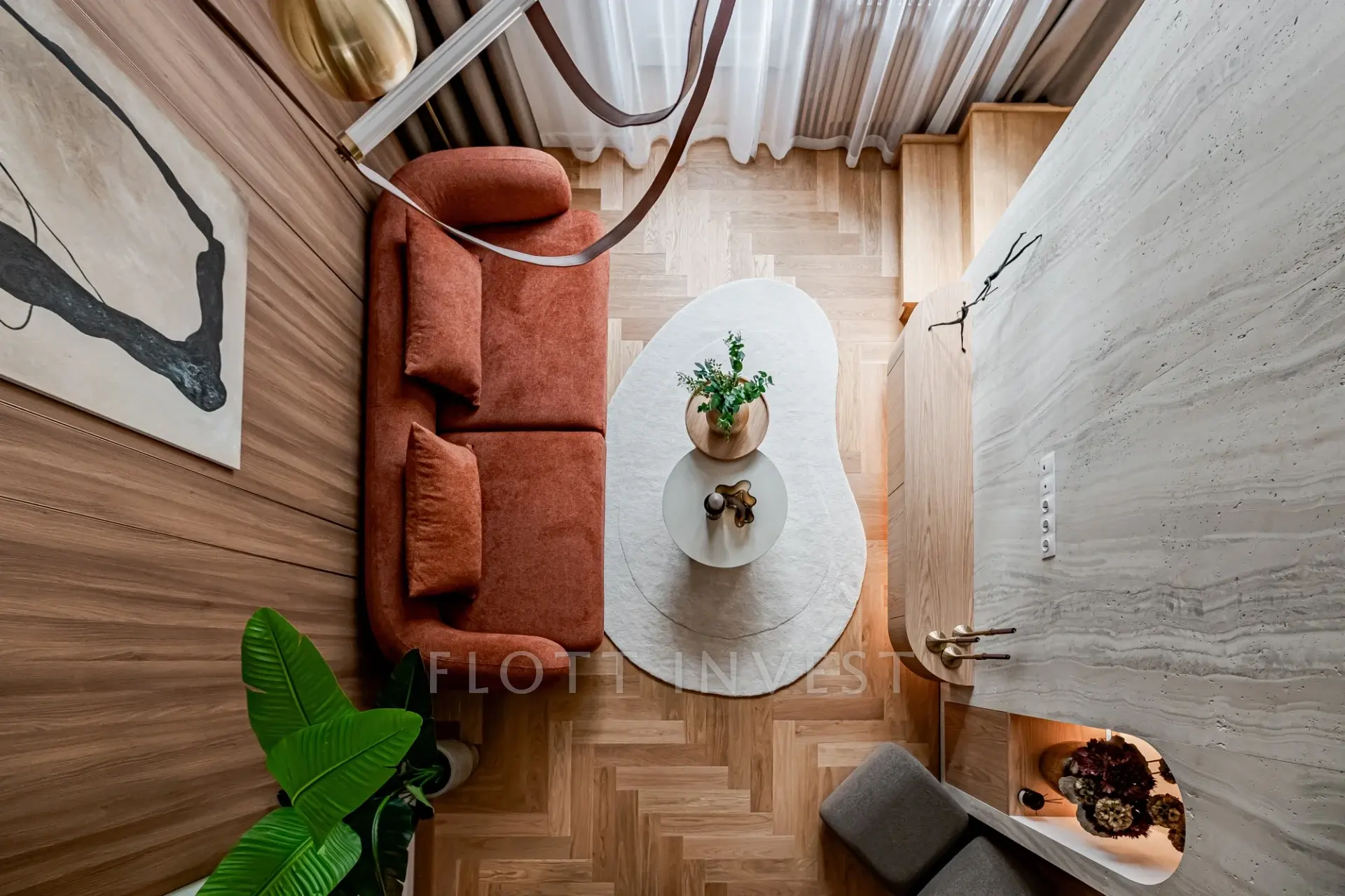 Elegant, Renovated Apartment with Balcony on Hold Street
