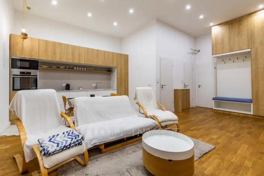 1br apartment next to the Liberty square