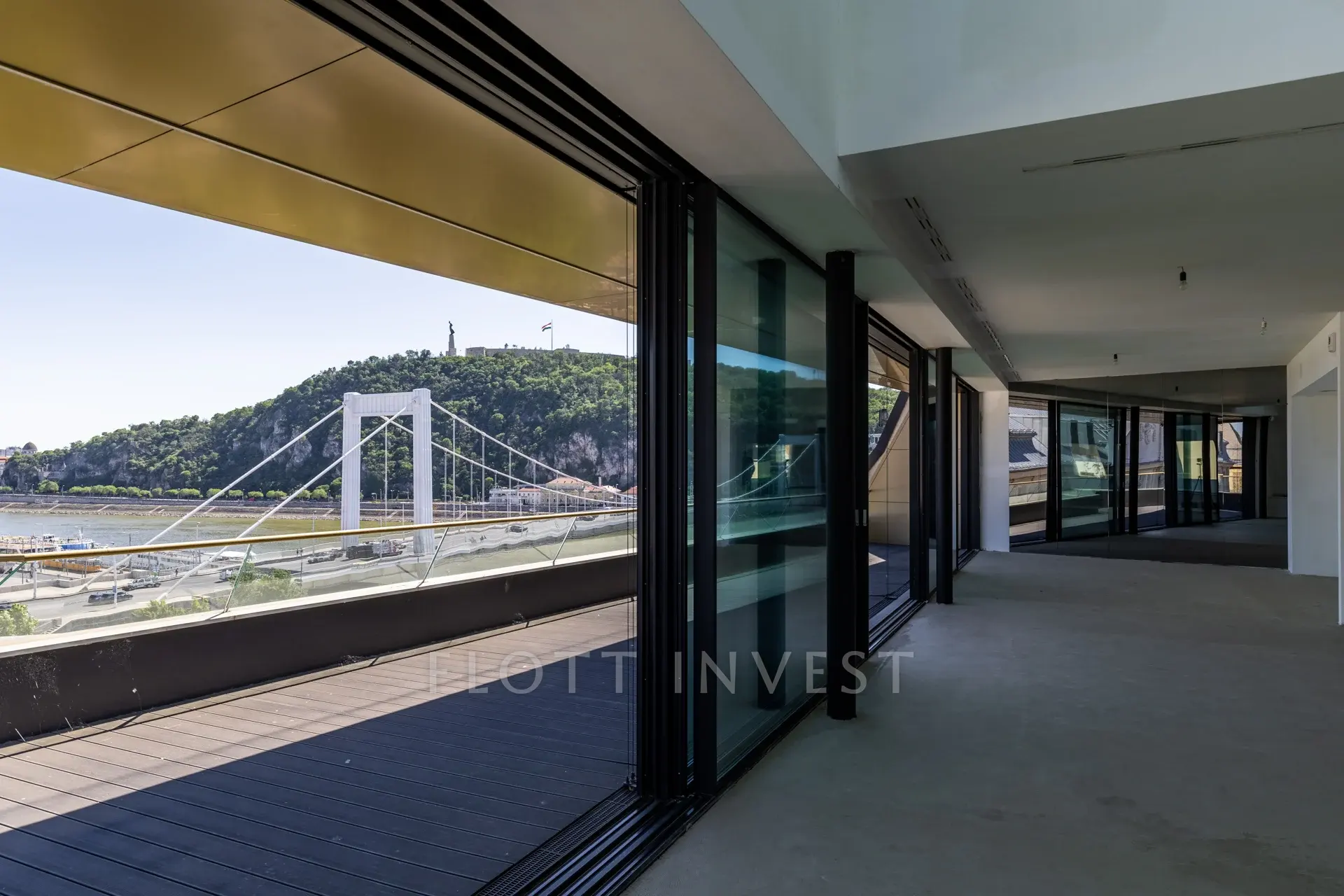 Kétszintes Penthouse Budapest történelmi belvárosa felett