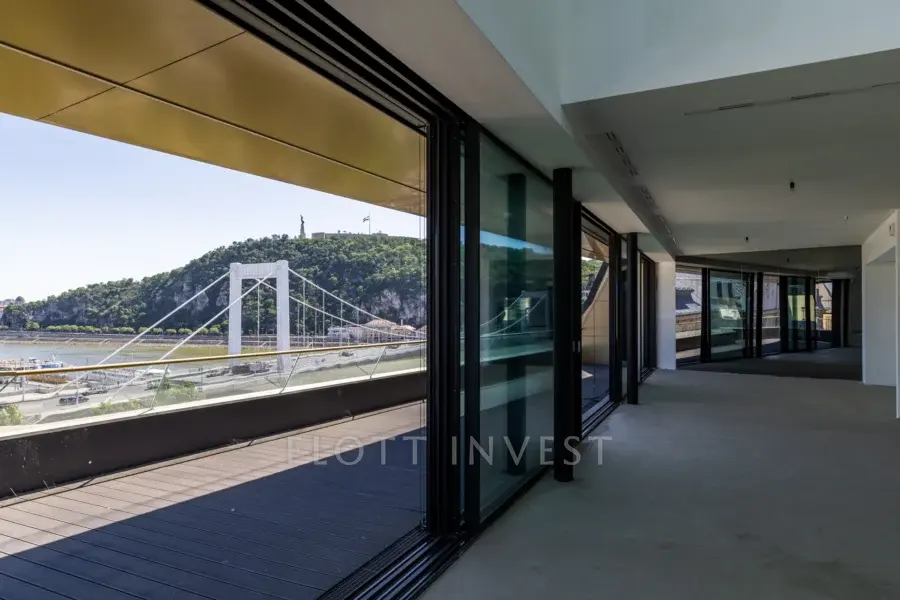 Kétszintes Penthouse Budapest történelmi belvárosa felett